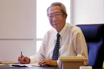 MENGHARUMKAN SINGAPURA DI MATA DUNIA: Mendiang Encik Lim Chin Beng berkhidmat sebagai pengarah urusan pertama syarikat penerbangan itu dari 1972 hingga 1982. Beliau meninggal dunia hari ini (21 Okt) pada usia 90 tahun. - Foto