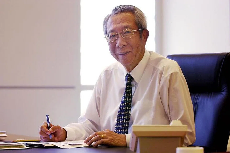 MENGHARUMKAN SINGAPURA DI MATA DUNIA: Mendiang Encik Lim Chin Beng berkhidmat sebagai pengarah urusan pertama syarikat penerbangan itu dari 1972 hingga 1982. Beliau meninggal dunia hari ini (21 Okt) pada usia 90 tahun. - Foto