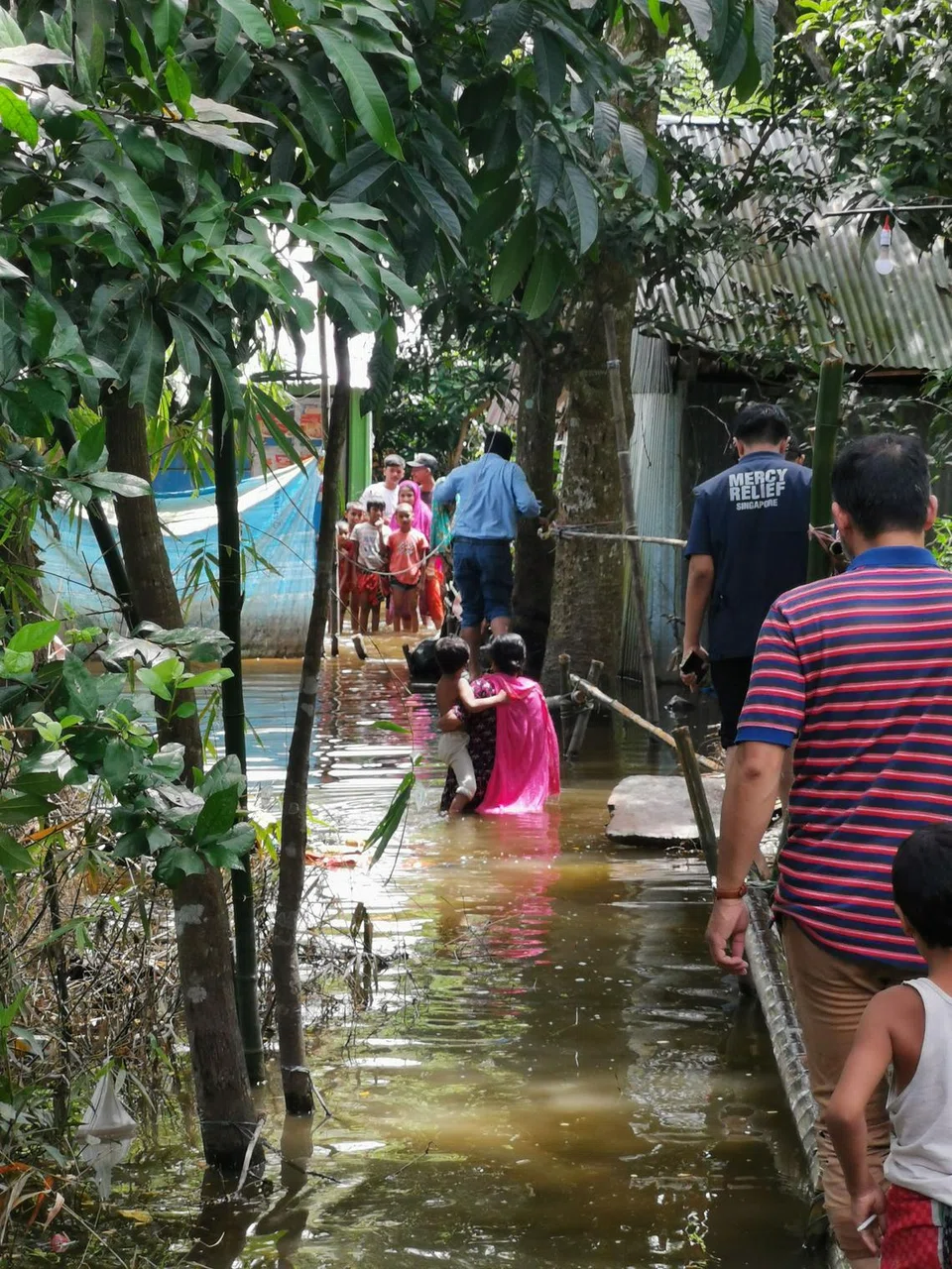 Usaha untuk memberikan bantuan kepada masyarakat terpencil di Bangladesh yang terjejas teruk akibat banjir 