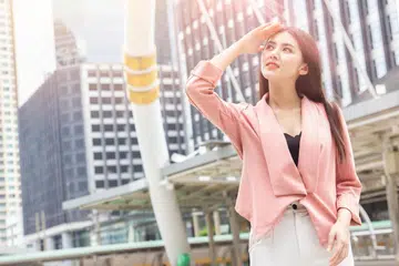 Adalah penting untuk melindungi kulit daripada pancaran dan selaran matahari.