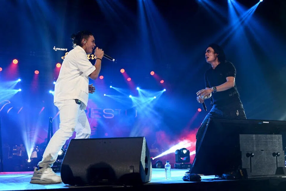 VAN HOUTEN: Restu Van Houten (kiri) menjadi kegilaan ramai peminat kerana ketampanannya. 