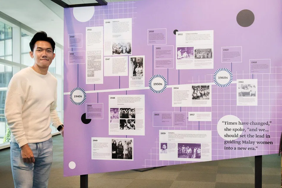 SEJARAH HAK WANITA: Kurator pameran, Encik Muhamad Nasri Mohamad Shah, memperhatikan pameran 'Women in Action', atau 'Wanita Bertindak', yang kini berlangsung di Perpustakaan Awam Central. - Foto BH oleh SYAMIL SAPARI