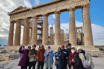Cik Zalinah Lias (kiri) bergambar di Acropolis Athens, Greece semasa bercuti dengan Mahira Travel & Tours Sdn Bhd pada 2023.