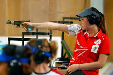 TAMPIL BERAKSI: Penembak negara, Teh Xiu Hong, menduduki tempat kelima semasa bersaing dalam acara menembak 25 meter bagi kategori pistol angin di temasya Sukan Komanwel yang kini berlangsung di Gold Coast, Australia. - Foto SPORTSG