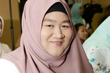 RASA KERAMAHAN: Sifat rahmah yang ditunjukkan kakitangan dan paderi di Kolej Teologi Trinity menarik perhatian peserta Cik Nur Hidayah Roslee. - Foto JOHARI RAHMAT