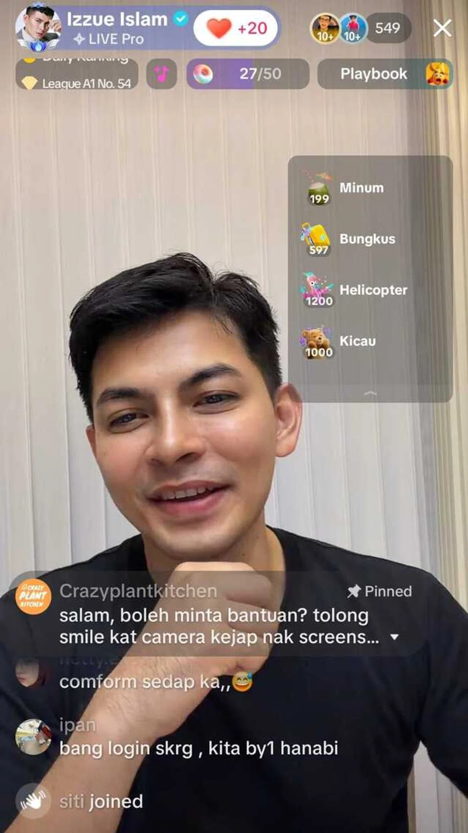 Pelakon dan pengacara Malaysia, Izzue Islam menganggap siaran langsung di TikTok merupakan peluang untuk dirinya berinteraksi dengan para peminat secara santai sambil menonjolkan sisi kreatifnya.