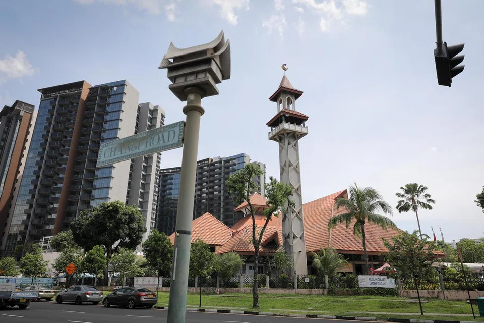 Seorang bekas pegawai Majlis Ugama Islam Singapura (Muis) berdepan tuduhan rasuah melibatkan projek binaan bagi bumbung dan kerja peningkatan di Masjid Darul Aman di Jalan Eunos pada 2018, dan kerja peningkatan di Masjid Sallim Mattar di Mattar Road pada 2019.