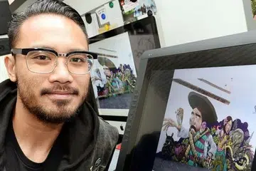 BERGABUNG TENAGA: Encik Eman telah bergabung dengan seorang pelukis Mexico dan menghasilkan satu lukisan tembok bagi satu pesta budaya Spotlight Singapore Mexico City. - Foto JOHARI RAHMAT