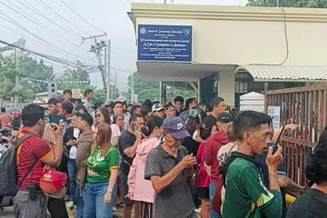 Orang ramai berkumpul di luar Universiti Ateneo de Zamboanga selepas kejadian tembakan yang mengorbankan dua pelajar di Zamboanga, selatan Filipina, pada 18 Ogos 2026. Seorang pelajar Gred 9 dipercayai membawa sepucuk pistol dan senapang ke sekolah sebelum melepaskan tembakan, menyebabkan seorang pelajar Gred 10 maut dan dua lagi cedera. Pelajar yang dipercayai penyerang itu kemudian menembak dirinya sendiri.