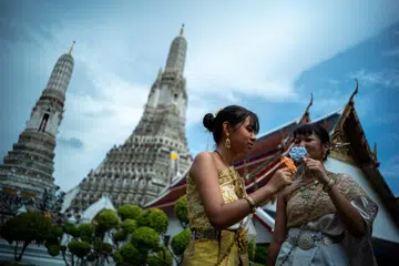 RANGSANG EKONOMI TEMPATAN: Cuti tambahan pada 31 Julai akan mewujudkan tempoh percutian enam hari yang panjang dalam usaha menggalak rakyat Thailand melancong ke dalam negara dan berbelanja lebih.