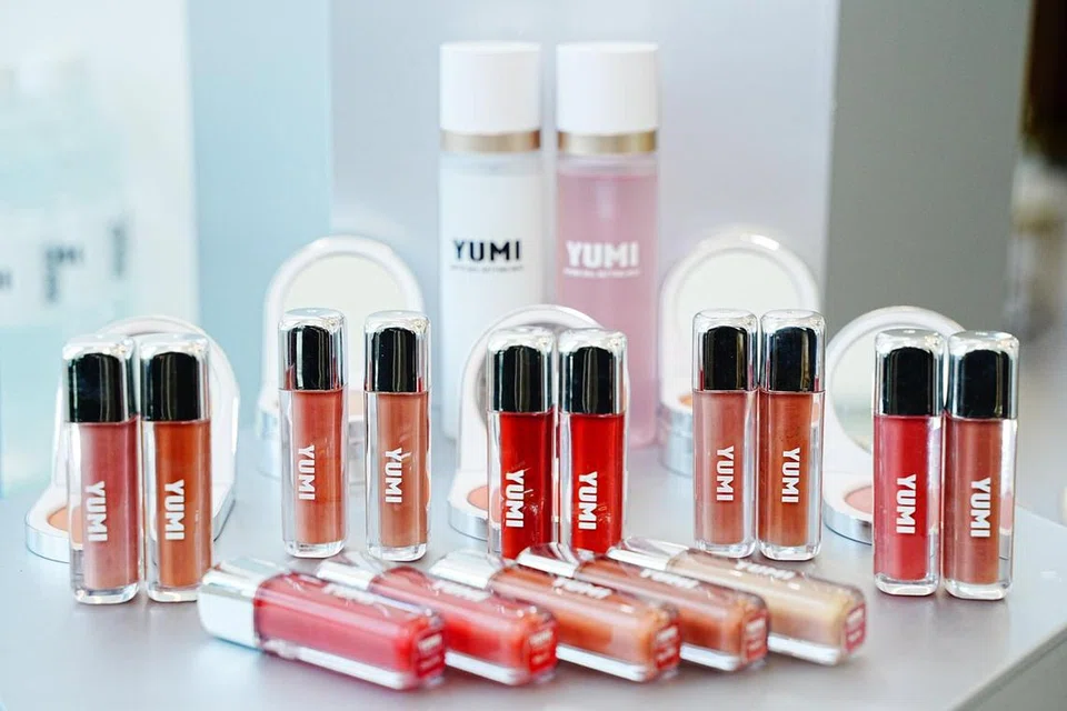 Gincu bibir jenama Yumi dalam pelbagai rona warna merupakan antara koleksi produk kecantikan Yumi Basics.
