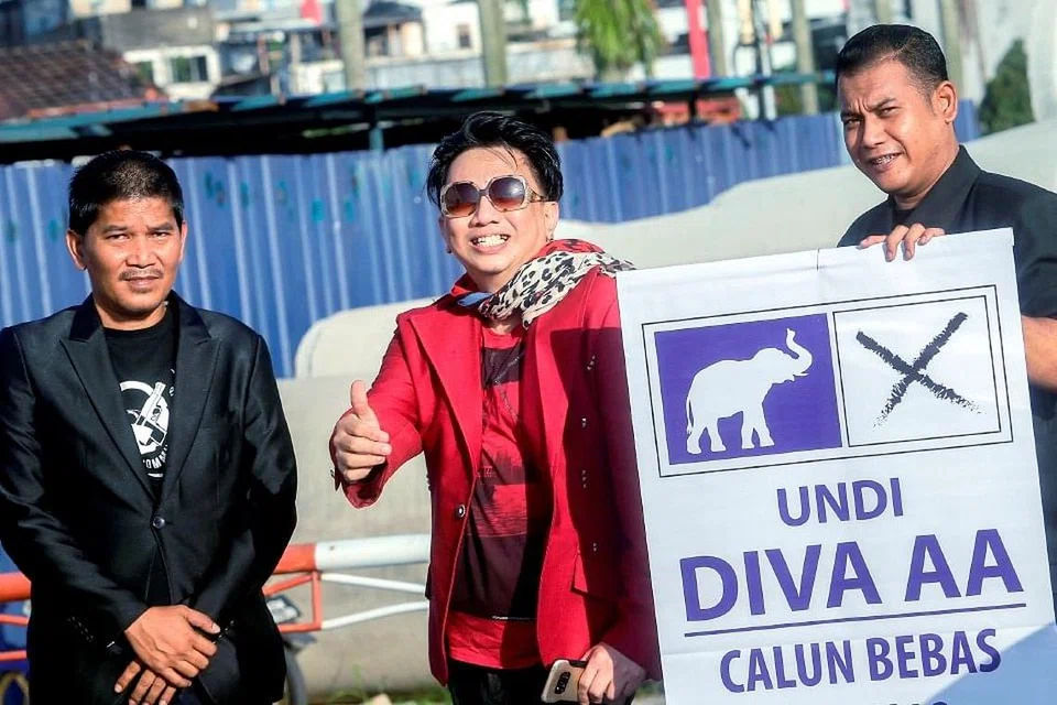 Azwan Ali (tengah) sah bertanding sebagai calon Bebas bagi kerusi Bukit Antarabangsa DUN Selangor pada PRU14. 