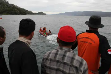 TERUS MENCARI: Sekumpulan pencari dan penyelamat masih terus mencari penumpang feri yang hilang apabila feri tersebut tenggelam di Danau Toba kelmarin. - Foto REUTERS