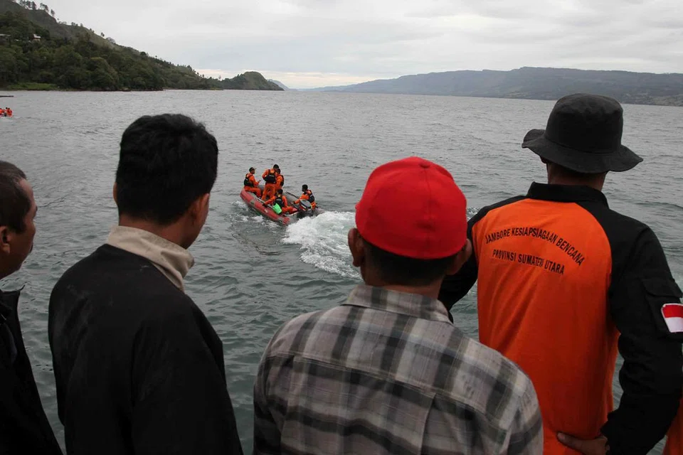 TERUS MENCARI: Sekumpulan pencari dan penyelamat masih terus mencari penumpang feri yang hilang apabila feri tersebut tenggelam di Danau Toba kelmarin. - Foto REUTERS