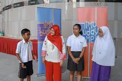 RAKAN BAHASA: Murid berbangsa India, Dhirren Viswanathan (kiri), menerangkan kepada Pengerusi Jawatankuasa Bulan Bahasa, Cik Rahayu Mahzam, tentang peranannya sebagai Rakan Bahasa. - Foto BH oleh IQBAL FAIZAL