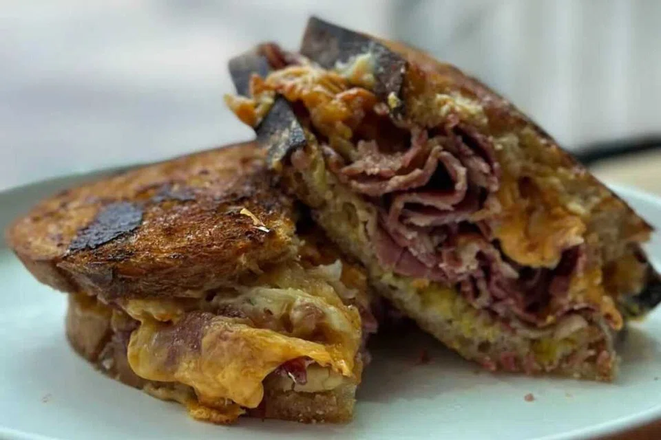 ‘Sandwich Ruebe’ mempunyai lapisan daging lembu dengan bahan lain seperti keju ‘Gruyere’.