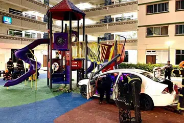 Pemandu yang telah merempuh keretanya ke sebuah taman permainan di Jalan Bukit Merah telah ditangkap. FOTO: MERVIN LOW