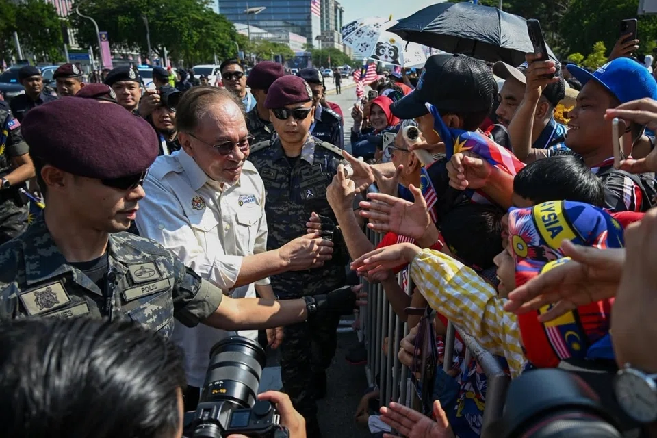 Perdana Menteri Malaysia, Datuk Seri Anwar Ibrahim, bersalaman dengan pengunjung di Dataran Putrajaya.