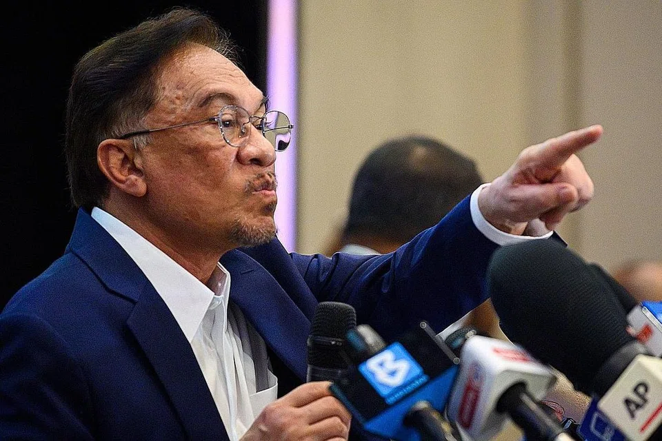 DI SIDANG AKHBAR SEMALAM: Mantan timbalan perdana menteri Malaysia, Datuk Seri Anwar Ibrahim, mendakwa, sokongan ahli parlimen datang daripada pelbagai parti termasuk yang berpihak kepada kerajaan sedia ada. Namun, beliau enggan mendedahkan jumlah ahli parlimen yang menyokongnya. - Foto AFP