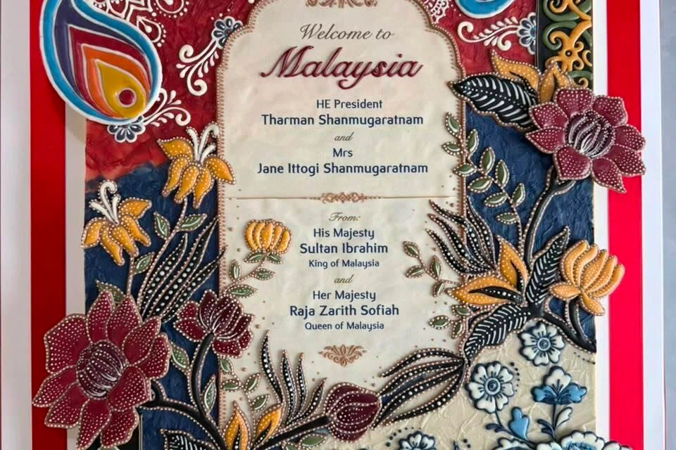 Reka bentuk kek batik Artsy dengan hiasan rekaan ‘Bunga Bangsa’ telah memenangi tempat kedua dalam acara Cake Piknik sempena festival Art & Soul Artober anjuran CIMB Bank pada 2025.