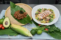 Rendang daging dan salad kuinoa, avokado serta ayam dengan jeruk tomato bakar. 