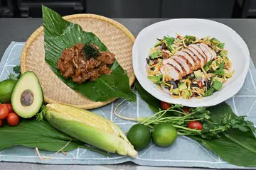 Rendang daging dan salad kuinoa, avokado serta ayam dengan jeruk tomato bakar. 