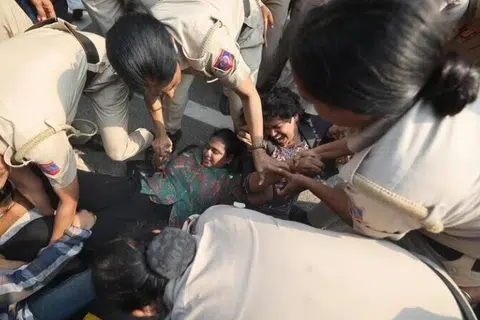 Polis India menahan aktivis pelajar ketika mereka menyertai tunjuk perasaan.