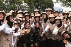 Petugas haji wanita Indonesia bergambar selepas menamatkan program latihan khas petugas haji di Jakarta Timur. Kementerian Haji dan Umrah Indonesia pada Januari menamatkan program latihan selama 20 hari melibatkan lebih 1,600 petugas haji dari seluruh negara termasuk jumlah tertinggi pembimbing wanita bagi membantu 221,000 anggota jemaah Indonesia menunaikan ibadah haji 2026.