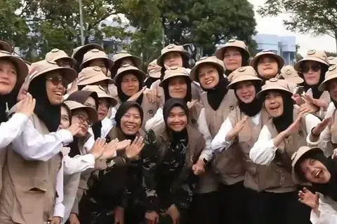 Petugas Haji wanita Indonesia bergambar selepas menamatkan program latihan khas petugas Haji di Jakarta Timur. Kementerian Haji dan Umrah Indonesia pada Januari menamatkan program latihan selama 20 hari melibatkan lebih 1,600 petugas Haji dari seluruh negara termasuk jumlah tertinggi pembimbing wanita bagi membantu 221,000 jemaah Indonesia menunaikan ibadah Haji tahun 2026.