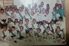 JADI KHALIFAH KUMPULAN: Fandi Ahmad (baris ketiga dari depan, berbaju biru muda) pernah menjadi khalifah Jawi Perkumpulan Kompang. Sepertio belia lelaki lain di kawasan Kampung Lorong Renjong, beliau turut mengikuti kelas agama di bawah bimbingan Allahyarham Kiyai Ahmad.