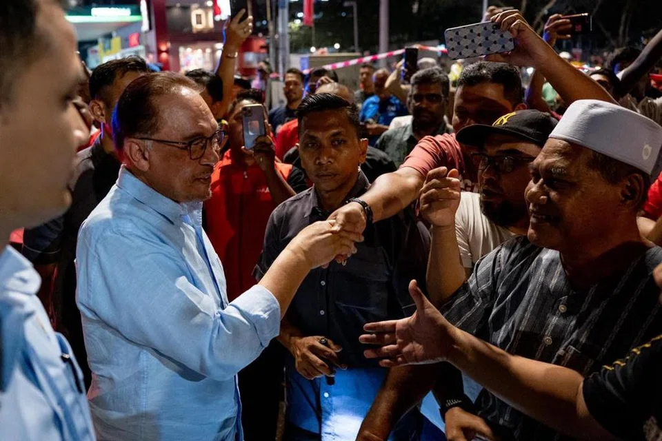 BUAT PILIHAN TEPAT: Pengerusi Pakatan Harapan (PH) yang juga Perdana Menteri Malaysia, Datuk Seri Anwar Ibrahim, menyantuni penduduk selepas menyampaikan ceramah di kawasan Dewan Undangan Negeri (DUN) Hulu Kelang, Selangor.