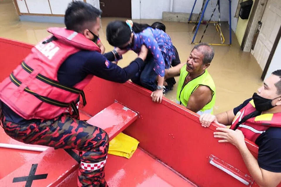 HULURKAN BANTUAN: Pegawai bomba di Johor hulurkan bantuan kepada penduduk yang terjejas dilanda banjir akibat hujan berterusan sejak Sabtu. - Foto BOMBA JOHOR