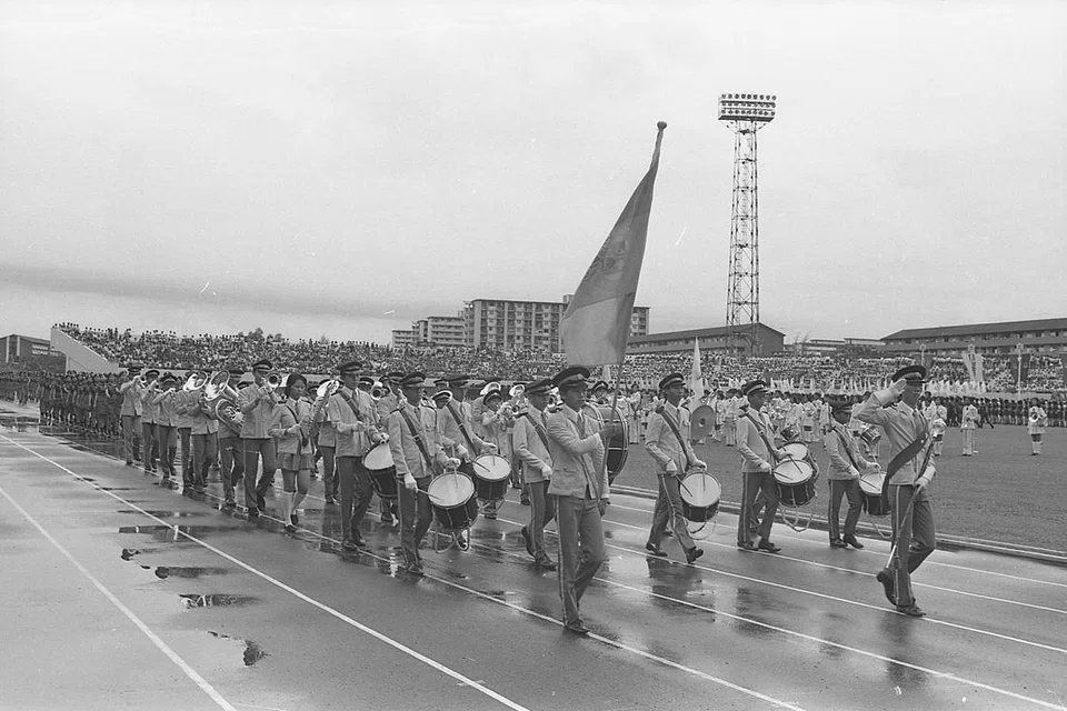Perarakan kawalan kawat oleh kumpulan pancaragam semasa Perbarisan Hari Kebangsaan (NDP) di Kompleks Sukan Jurong pada 9 Ogos 1975.
