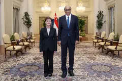 CIK CATHERINE WONG: Cik Catherine Wong Siow Ping bergambar bersama Presiden Tharman Shanmugaratnam selepas dilantik sebagai Duta Singapura ke Thailand.