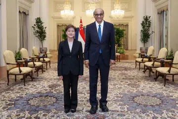 CIK CATHERINE WONG: Cik Catherine Wong Siow Ping bergambar bersama Presiden Tharman Shanmugaratnam selepas dilantik sebagai Duta Singapura ke Thailand.