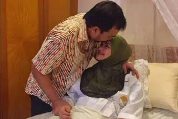 BERGELAR IBU: Datuk Khalid bersyukur selepas isterinya, Siti Nurhaliza, kini bergelar ibu setelah melahirkan seorang bayi perempuan di sebuah hospital swasta di ibu negara pagi semalam. - Foto INSTAGRAM CTDK