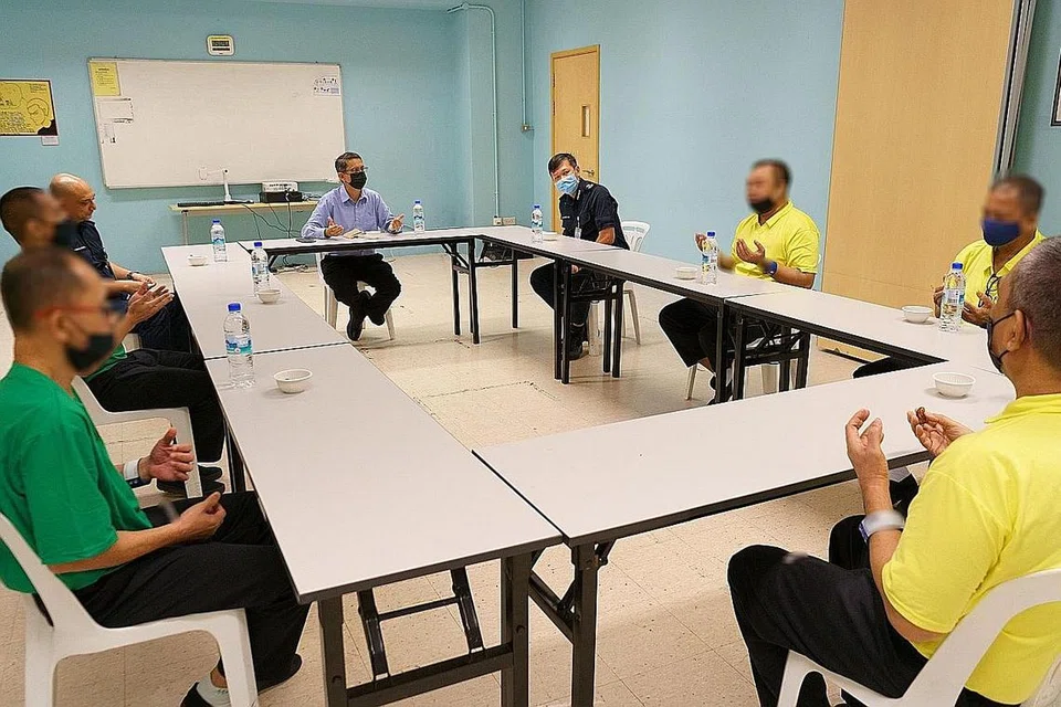 BUKA PUASA BERSAMA: Menteri Negara (Pembangunan Negara merangkap Ehwal Dalam Negeri) Profesor Madya Muhammad Faishal Ibrahim berbuka puasa bersama para pesalah di penjara baru-baru ini. - Foto PERKHIDMATAN PENJARA SINGAPURA