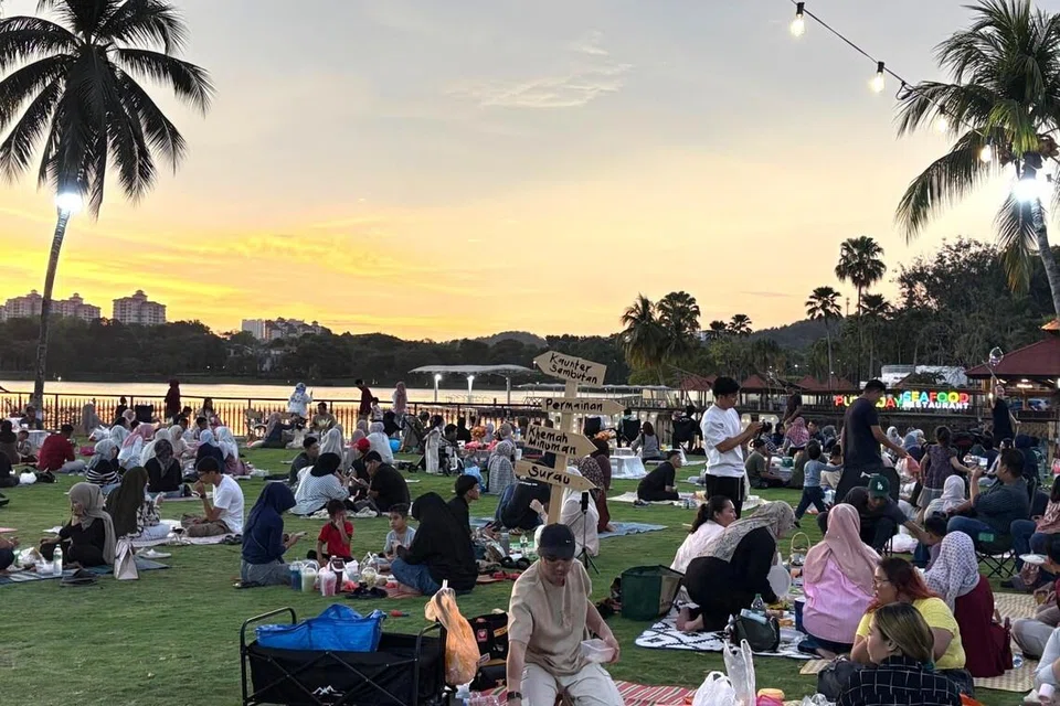 Malaysia, buka puasa, picnic, santai, Putrajaya, Piknik Iftar