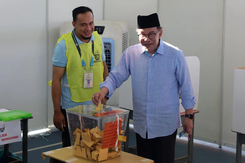 PM MENGUNDI: Perdana Menteri Malaysia, Datuk Seri Anwar Ibrahim, mengundi bagi Dewan Undangan Negeri (DUN) Permatang Pasir, Pulau Pinang, di Sekolah Kebangsaan Seri Penanti pada Sabtu.