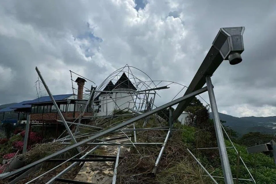 Anggota penguat kuasa merobohkan Cameron Santorini di pusat pelancongan Cameron Highlands, Pahang, yang dibina tanpa kebenaran pihak berkuasa tempatan.