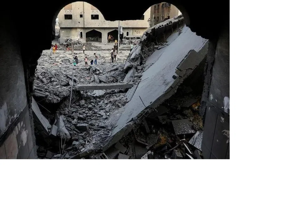 KESAN PERANG: Sebuah bangunan musnah akibat bedilan tentera Israel di Gaza. Kebimbangan perang Israel-Hamas mungkin berkembang menjadi konflik Asia Barat semakin meningkat apabila Hezbollah menyertai Hamas untuk menentang Israel.