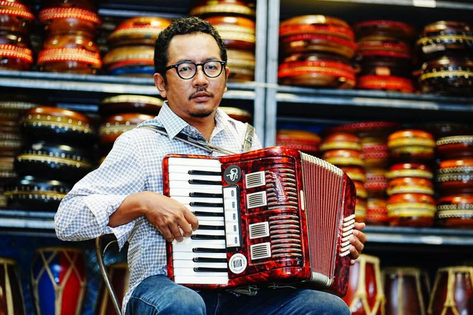 Selain menyanyi, berlakon, mengarah dan menari, Fadhli Ramli, juga mahir memainkan pelbagai alat muzik seperti akordion, gambus, biola dan rebana.