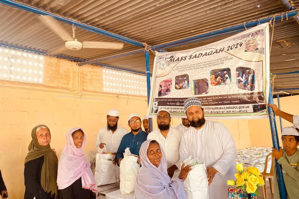 Al Falah Academy SG (AFASG) mengagihkan sumbangan dalam projek Mass Sadaqah 2024 kepada penduduk memerlukan di Arcot India, di mana AFASG menjadi satu-satunya pertubuhan yang menghulurkan bantuan di kawasan tersebut.