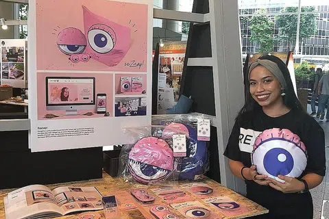 GERAI ONLINE: Cik Nur Aliyah Aqilah Abu Bakar membangunkan sebuah gerai online yang memasarkan produk bantuan tidur. - Foto HAKIM NORMAN HASSAN