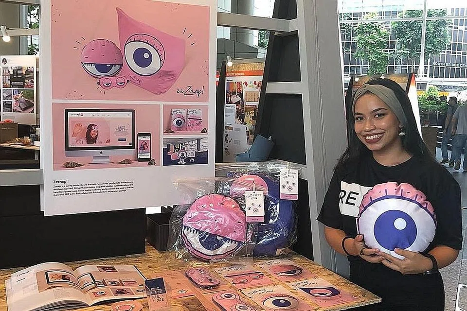 GERAI ONLINE: Cik Nur Aliyah Aqilah Abu Bakar membangunkan sebuah gerai online yang memasarkan produk bantuan tidur. - Foto HAKIM NORMAN HASSAN