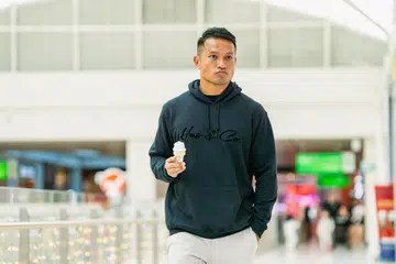 Ikon bola sepak Singapura, Hassan Sunny, melancarkan jenama pakaiannya sendiri dengan gaya minimalistik, sesuai untuk semua peringkat usia.