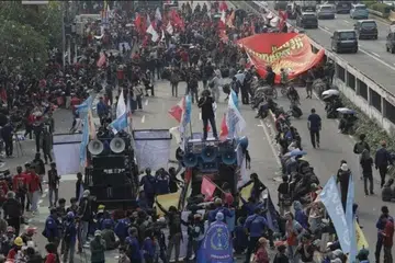 Pihak berkuasa Indonesia menyatakan bahawa perhimpunan Hari Buruh di Jakarta telah mencetuskan demonstrasi yang huru-hara dan mengganggu ketenteraman awam.