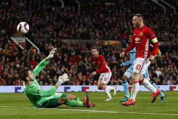 Wayne Rooney meniarngkan gol pertama Manchester United dalam kemenangan 4-0 ke atas Feyenoord dalam perlawanan Kum[pulan A Liga Europa di Old Trafford pada Khamis (24 Nov). 
