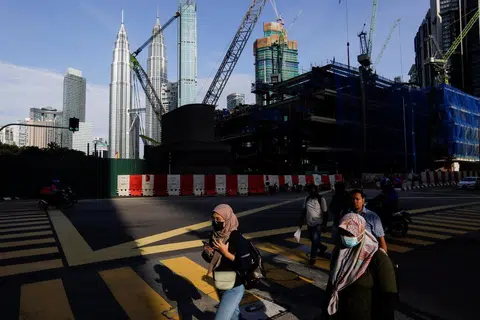 Belanjawan 2023 menumpukan 12 ikhtiar utama berlandaskan tiga tekad iaitu pemacuan ekonomi yang terangkum dan mampan, reformasi institusi dan tatakelola bagi memulih keyakinan dan keadilan sosial untuk menyederhana kesenjangan. - 