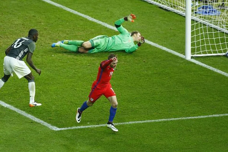 CANTIK: Penyerang England, Jamie Vardy (jersi merah), meraikan gol penyamaan England semasa mengalahkan Jerman 3-2. - Foto REUTERS